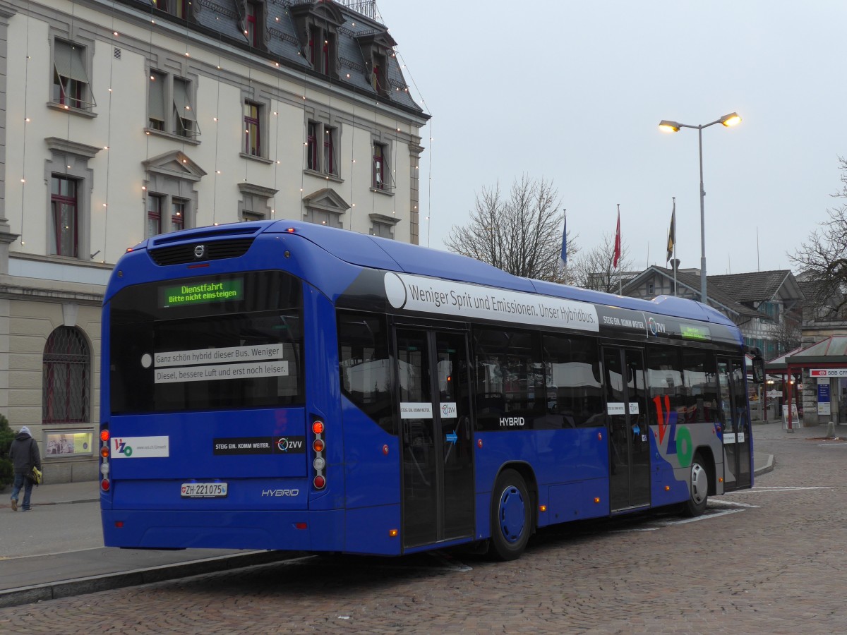 (157'548) - VZO Gr�ningen - Nr. 75/ZH 221'075 - Volvo am 26. November 2014 beim Bahnhof Wetzikon