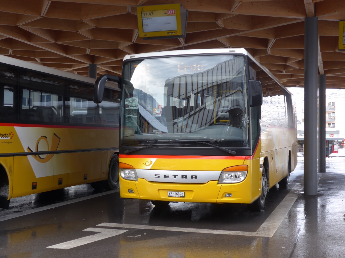 (157'977) - Ev�quoz, Erde - VS 16'098 - Setra am 28. Dezember 2014 beim Bahnhof Sion