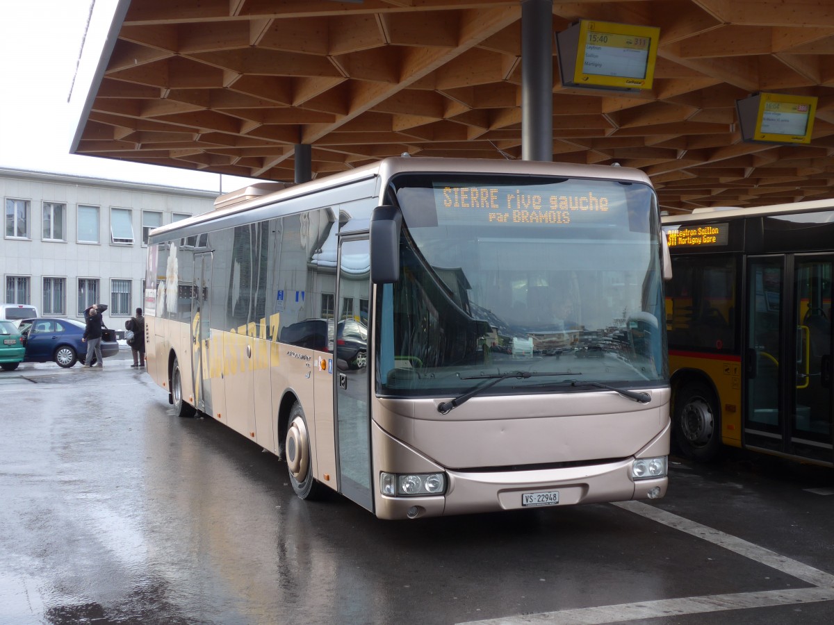 (158'015) - Ballestraz, Gr�ne - VS 22'948 - Irisbus am 28. Dezember 2014 beim Bahnhof Sion