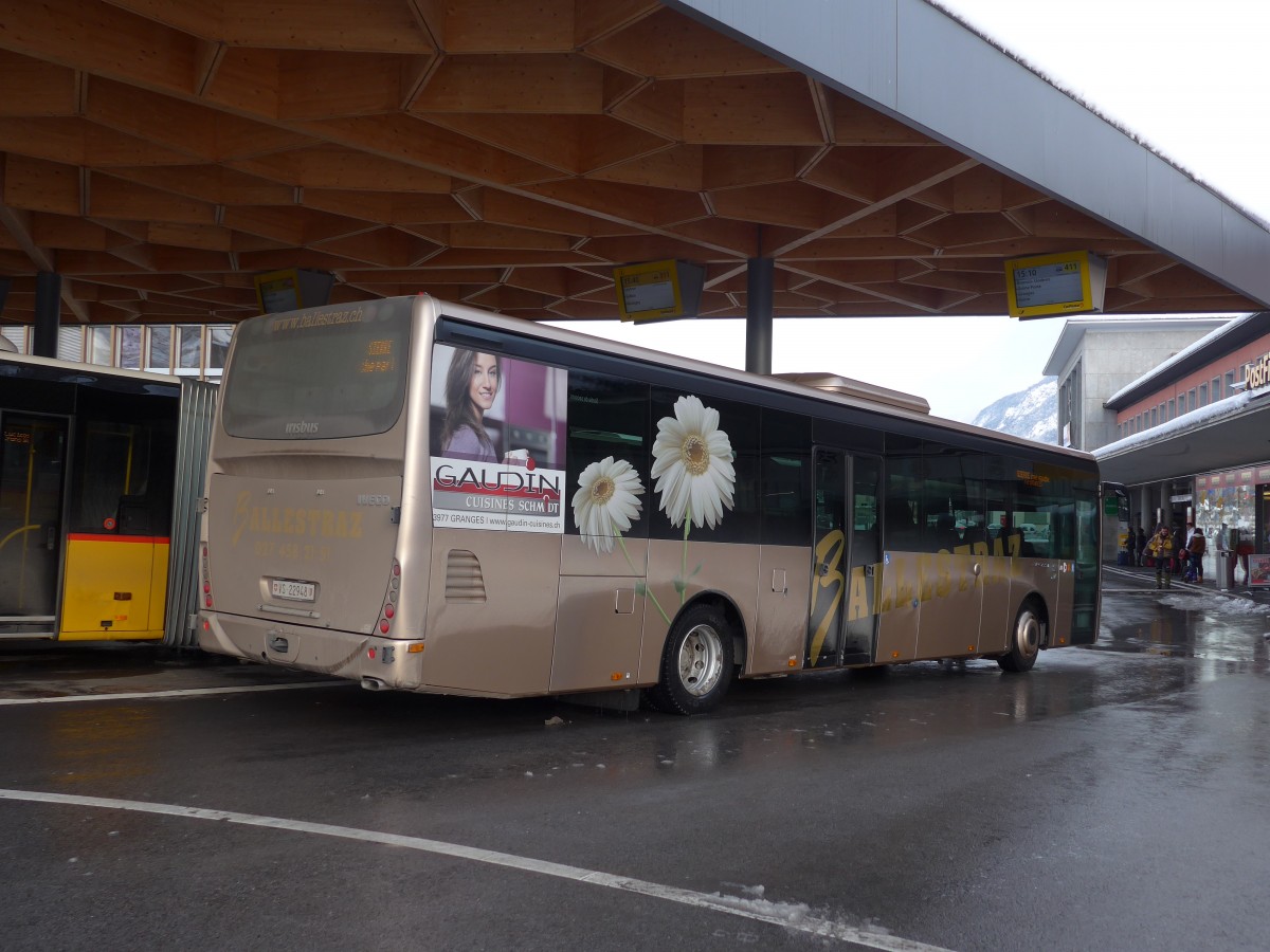 (158'016) - Ballestraz, Gr�ne - VS 22'948 - Irisbus am 28. Dezember 2014 beim Bahnhof Sion