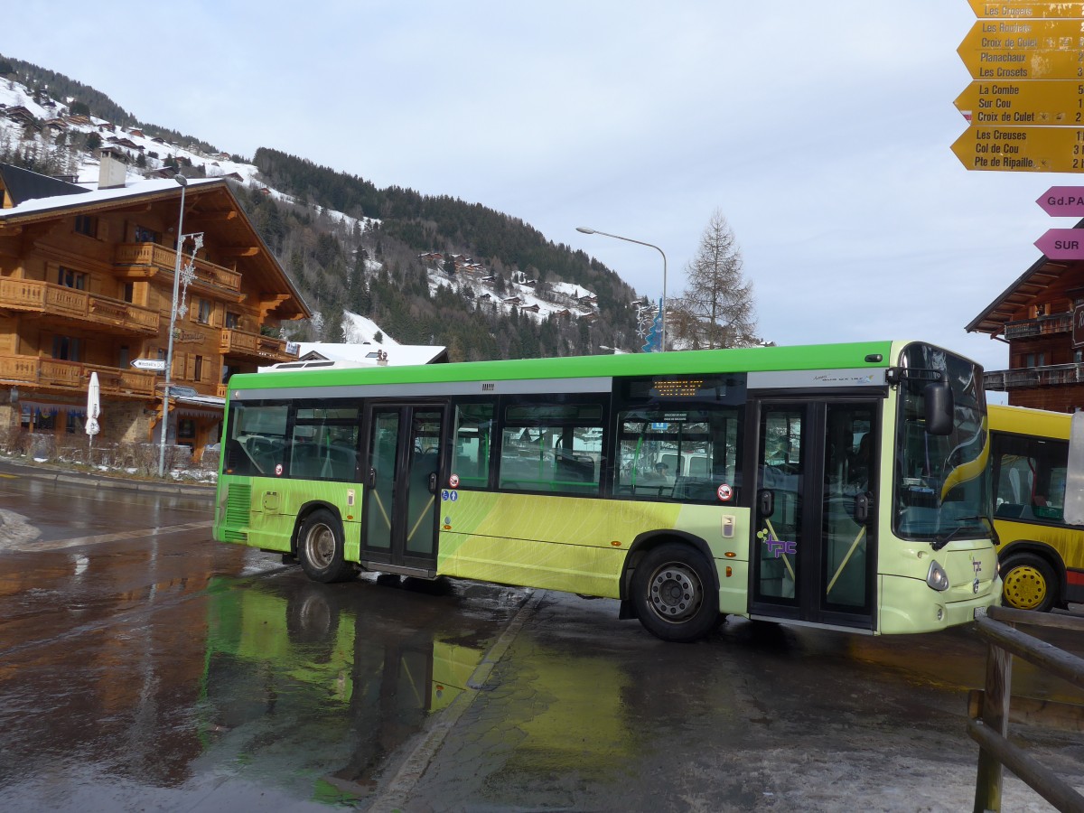 (158'137) - TPC Aigle - VS 324'574 - Irisbus am 2. Januar 2015 beim Bahnhof Champ�ry