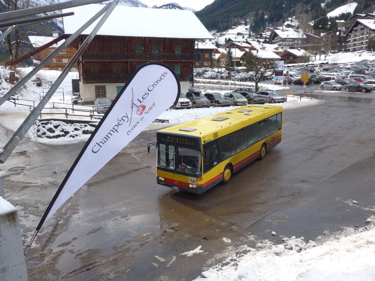 (158'139) - TPC Aigle - VS 353'284 - Mercedes (ex AAGL Liestal) am 2. Januar 2015 beim Bahnhof Champ�ry