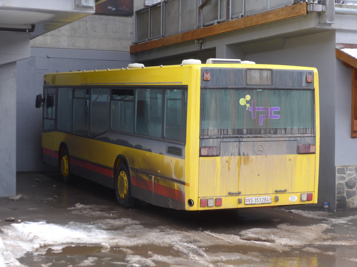 (158'142) - TPC Aigle - VS 353'284 - Mercedes (ex AAGL Liestal) am 2. Januar 2015 beim Bahnhof Champ�ry