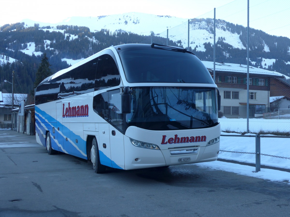(158'238) - Lehmann, Studen - BE 62'197 - Neoplan am 5. Januar 2015 in St. Stephan, Mehrzweckgeb�ude