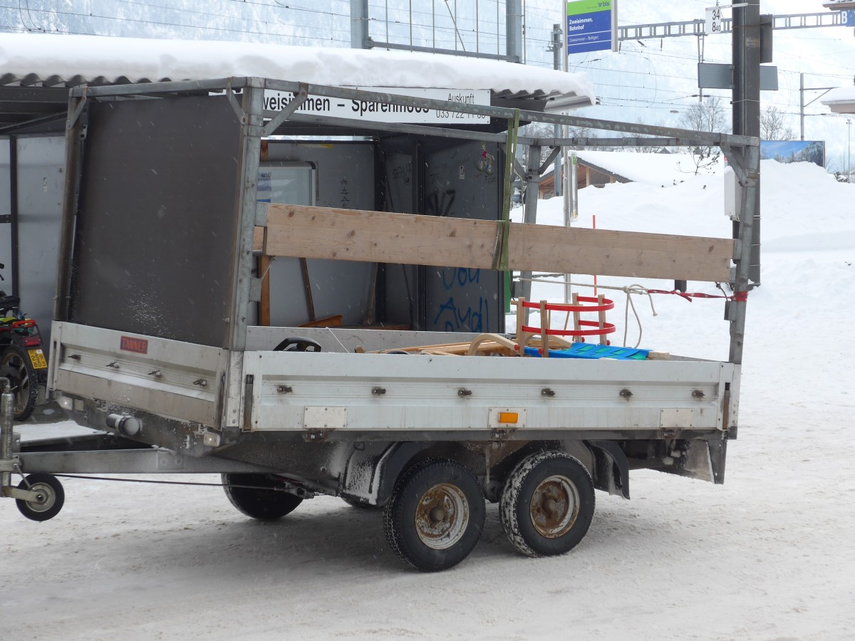 (158'661) - AFA Adelboden - Nr. 65/BE 682'046 - Humbaur Gep�ckanh�nger am 8. Februar 2015 beim Bahnhof Zweisimmen