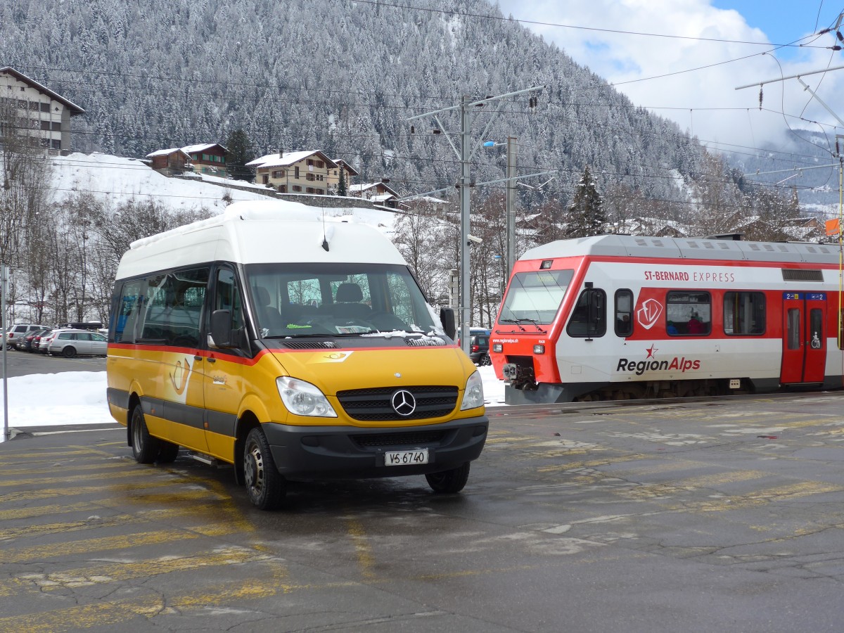 (158'842) - TMR Martigny - Nr. 131/VS 6740 - Mercedes am 22. Februar 2015 beim Bahnhof Le Ch�ble