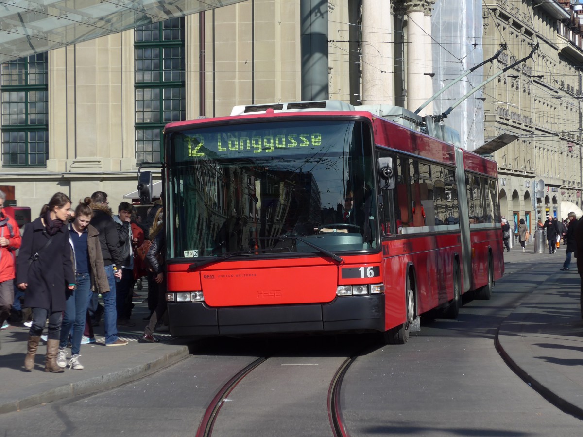 (159'030) - Bernmobil, Bern - Nr. 16 - NAW/Hess Gelenktrolleybus am 9. M�rz 2015 beim Bahnhof Bern