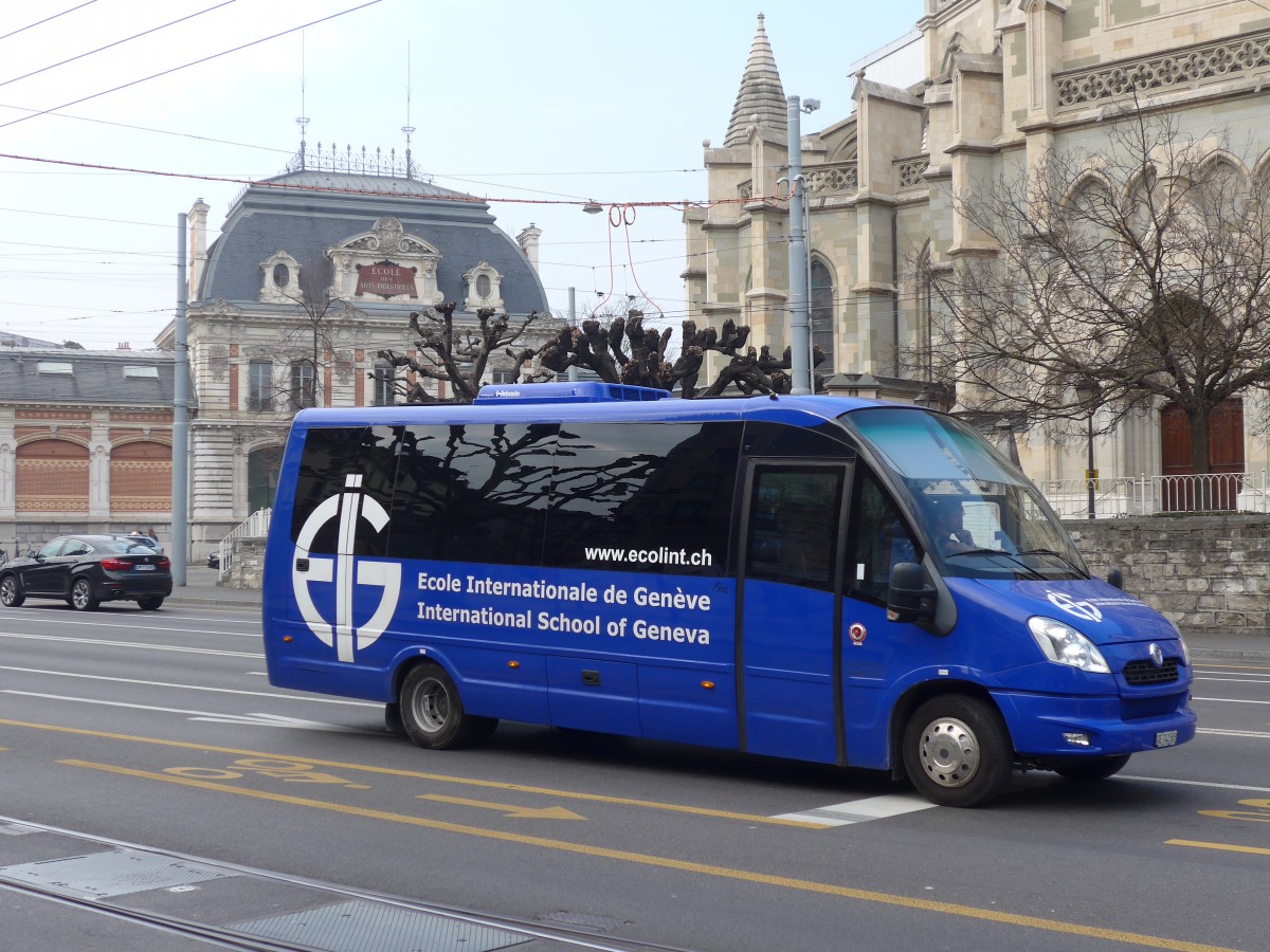 (159'140) - Ecole Internationale, Gen�ve - GE 742'583 - Irisbus am 14. Dezember 2015 in Gen�ve, Place des Vingt-Deux-Cantons