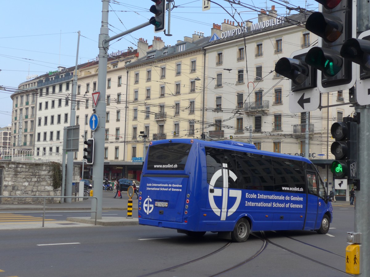 (159'141) - Ecole Internationale, Gen�ve - GE 742'583 - Irisbus am 14. Dezember 2015 in Gen�ve, Place des Vingt-Deux-Cantons