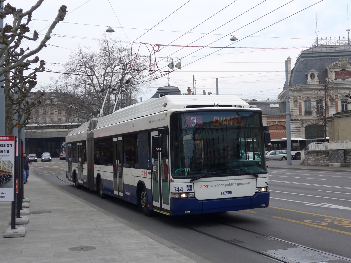 (159'160) - TPG Gen�ve - Nr. 744 - Hess/Hess Gelenktrolleybus am 14. M�rz 2015 in Gen�ve, Place des Vingt-Deux-Cantons