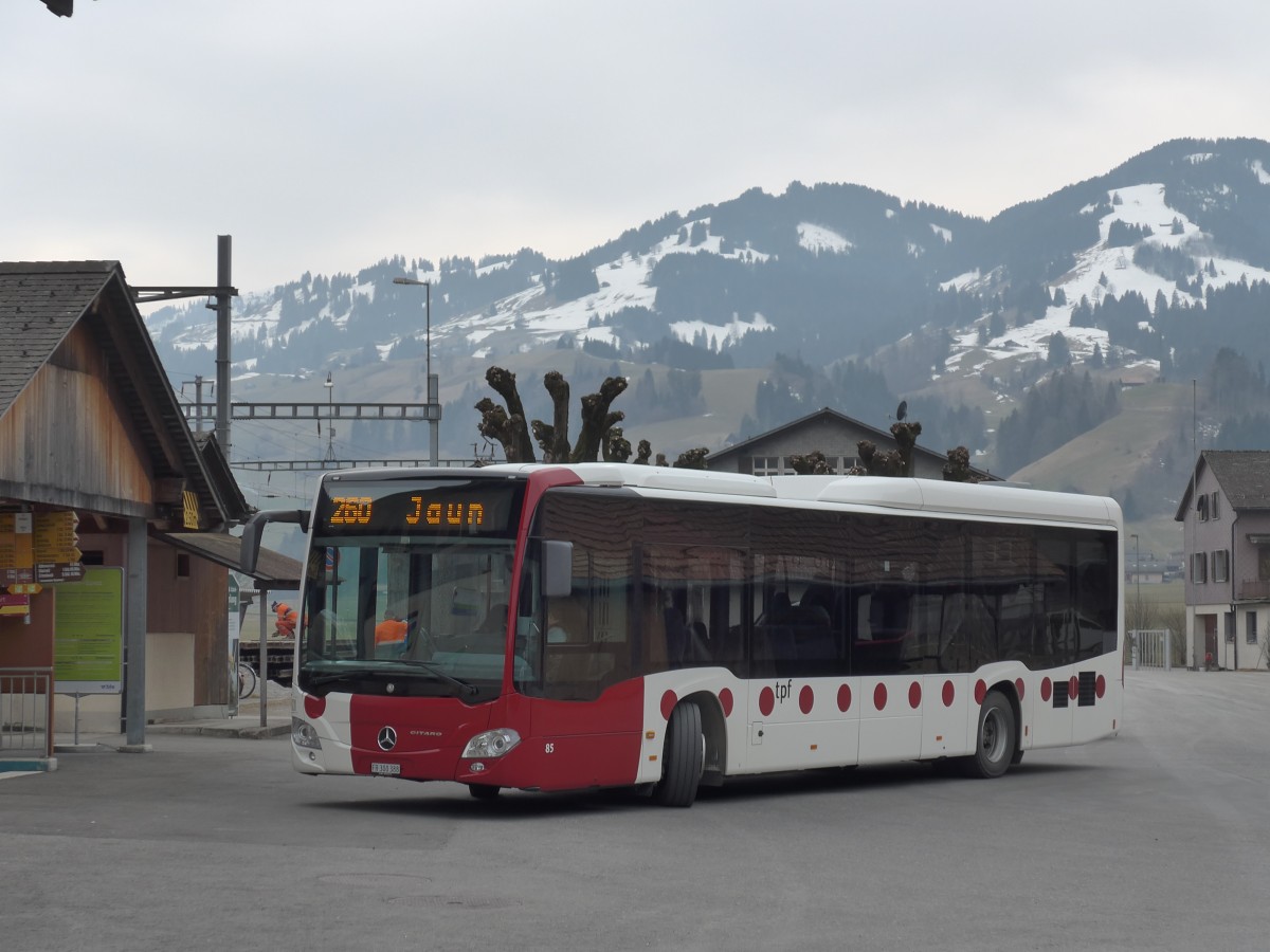 (159'205) - TPF Fribourg - Nr. 85/BE 300'388 - Mercedes am 16. M�rz 2015 beim Bahnhof Boltigen