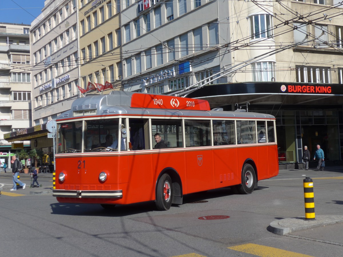 (159'484) - VB Biel - Nr. 21 - Berna/Hess Trolleybus am 28. M�rz 2015 beim Bahnhof Biel