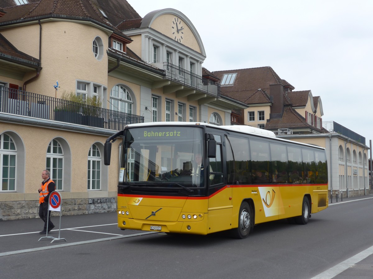 (159'996) - Fl�ck, Brienz - Nr. 4/BE 623'971 - Volvo (ex AVBB Schwanden) am 25. April 2015 beim Bahnhof Spiez