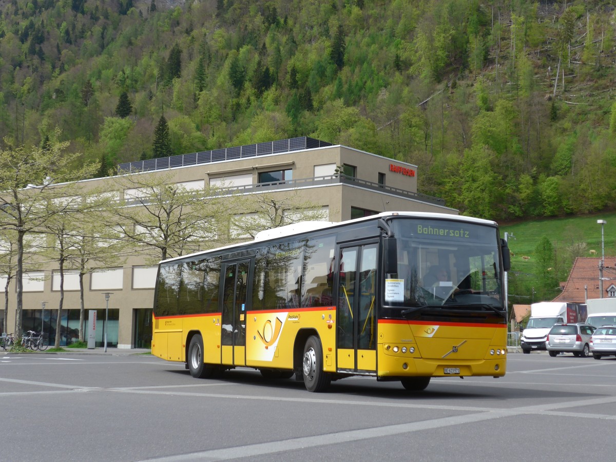 (160'107) - Fl�ck, Brienz - Nr. 4/BE 623'971 - Volvo (ex AVBB Schwanden) am 26. April 2015 beim Bahnhof Interlaken Ost