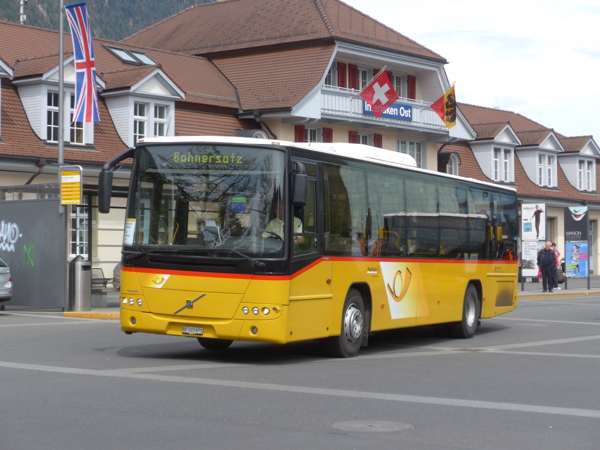 (160'110) - Fl�ck, Brienz - Nr. 4/BE 623'971 - Volvo (ex AVBB Schwanden) am 26. April 2015 beim Bahnhof Interlaken Ost