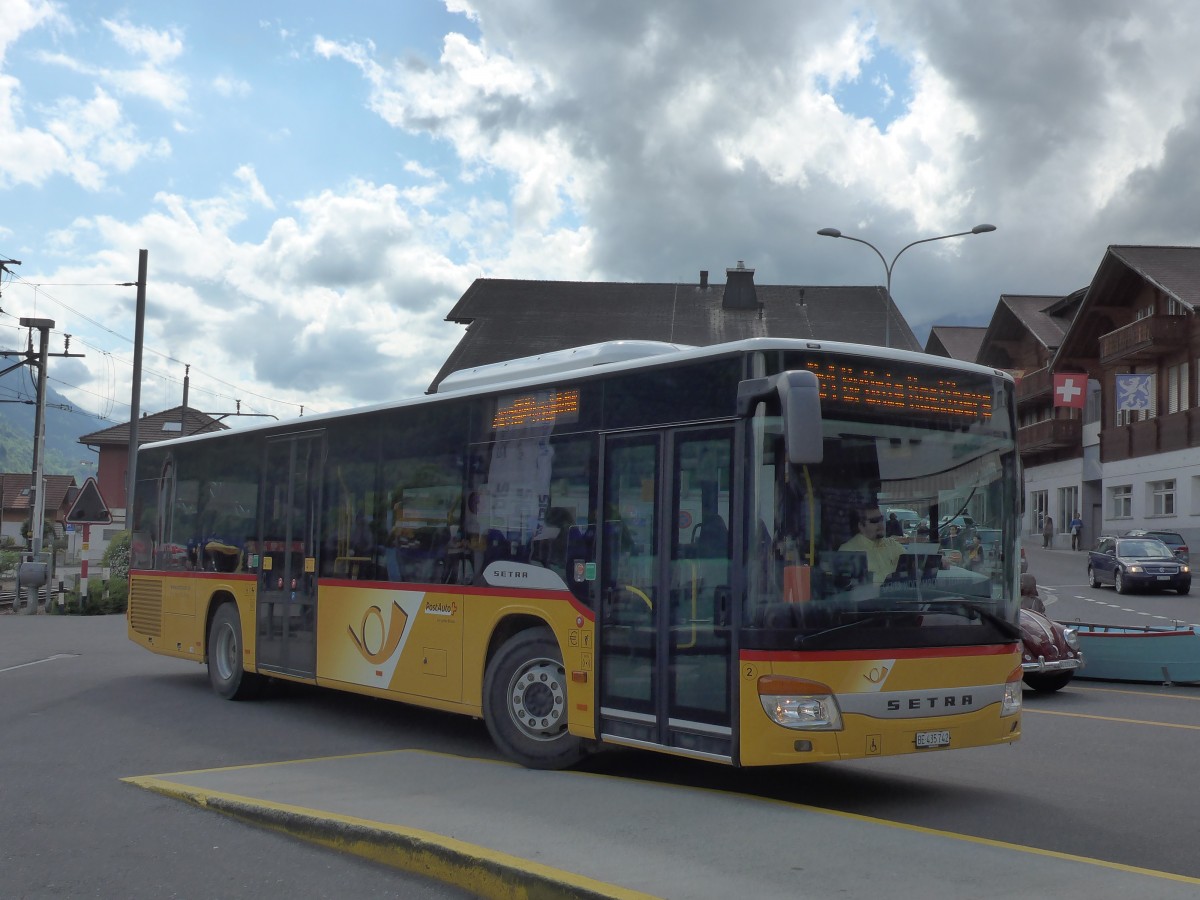 (160'233) - Fl�ck, Brienz - Nr. 2/BE 435'742 - Setra am 9. Mai 2015 beim Bahnhof Brienz