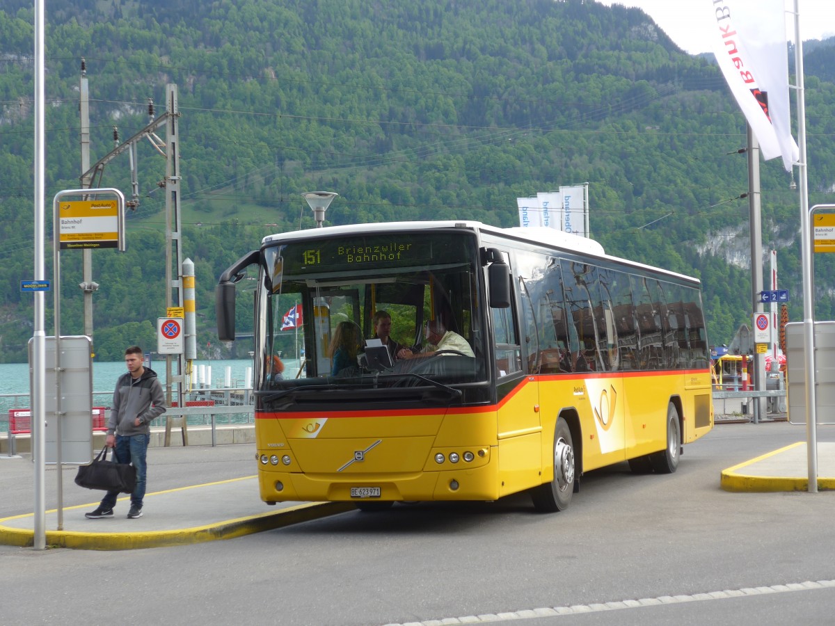 (160'363) - Fl�ck, Brienz - Nr. 4/BE 623'971 - Volvo (ex AVBB Schwanden) am 9. Mai 2015 beim Bahnhof Brienz
