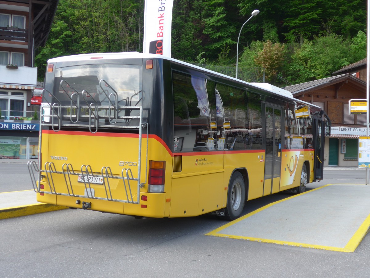 (160'364) - Fl�ck, Brienz - Nr. 4/BE 623'971 - Volvo (ex AVBB Schwanden) am 9. Mai 2015 beim Bahnhof Brienz