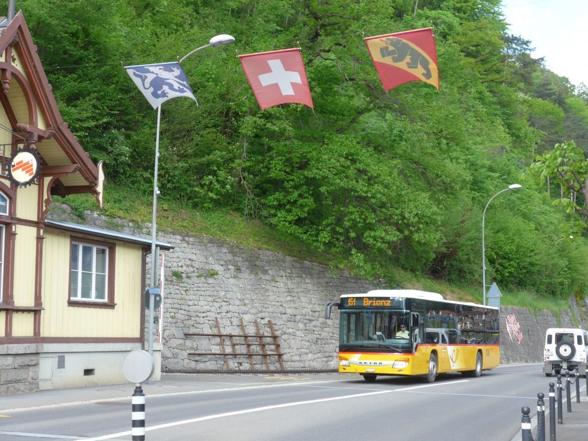 (160'365) - Fl�ck, Brienz - Nr. 2/BE 435'742 - Setra am 9. Mai 2015 beim Bahnhof Brienz