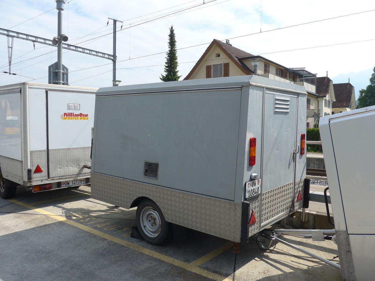 (160'916) - Dillier, Sarnen - OW 10'840 - Gangloff/AW PTT Gep�ckanh�nger (ex P 30'394) am 24. Mai 2015 beim Bahnhof Sarnen
