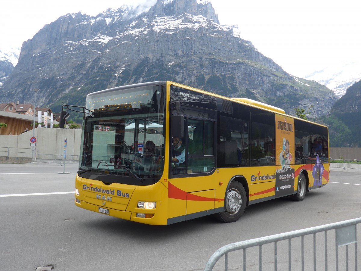 (161'026) - AVG Grindelwald - Nr. 13/BE 407'170 - MAN/G�ppel am 25. Mai 2015 beim Bahnhof Grindelwald