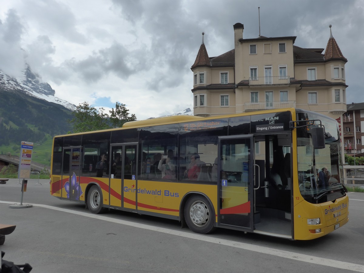 (161'028) - AVG Grindelwald - Nr. 13/BE 407'170 - MAN/G�ppel am 25. Mai 2015 beim Bahnhof Grindelwald