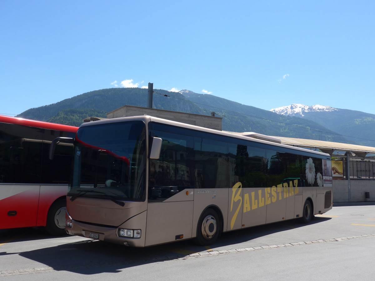 (161'156) - Ballestraz, Gr�ne - VS 22'948 - Irisbus am 27. Mai 2015 beim Bahnhof Sierre