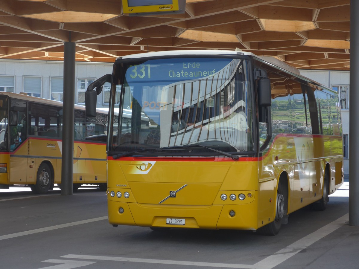 (161'176) - Ev�quoz, Erde - VS 3291 - Volvo am 27. Mai 2015 beim Bahnhof Sion