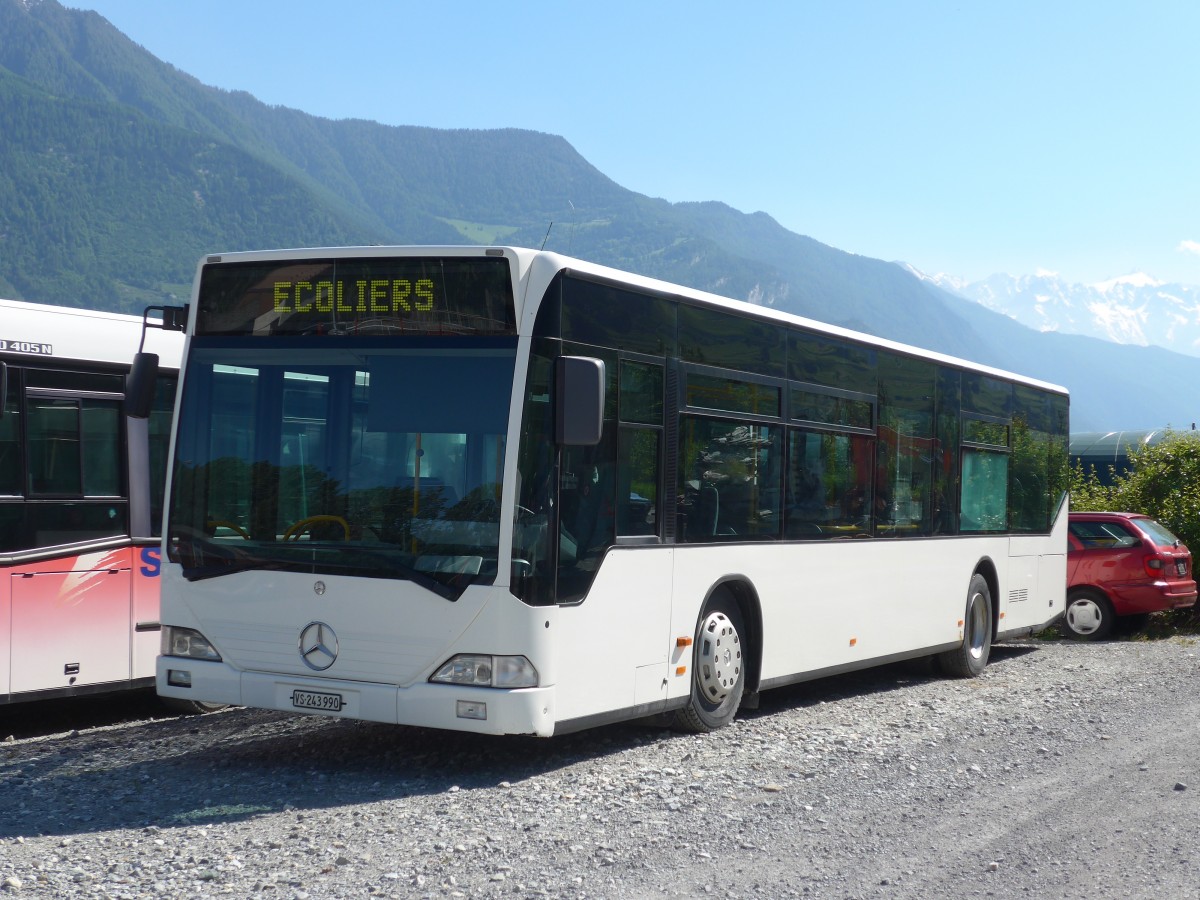 (161'209) - Buchard, Leytron - VS 243'990 - Mercedes (ex Ryffel, Uster Nr. 69; ex Welti-Furrer, Z�rich Nr. 57; ex Fr�hlich, Z�rich Nr. 608) am 27. Mai 2015 in Leytron, Garage