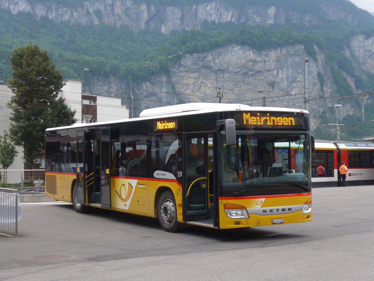 (162'003) - Fl�ck, Brienz - Nr. 2/BE 435'742 - Setra am 8. Juni 2015 beim Bahnhof Meiringen