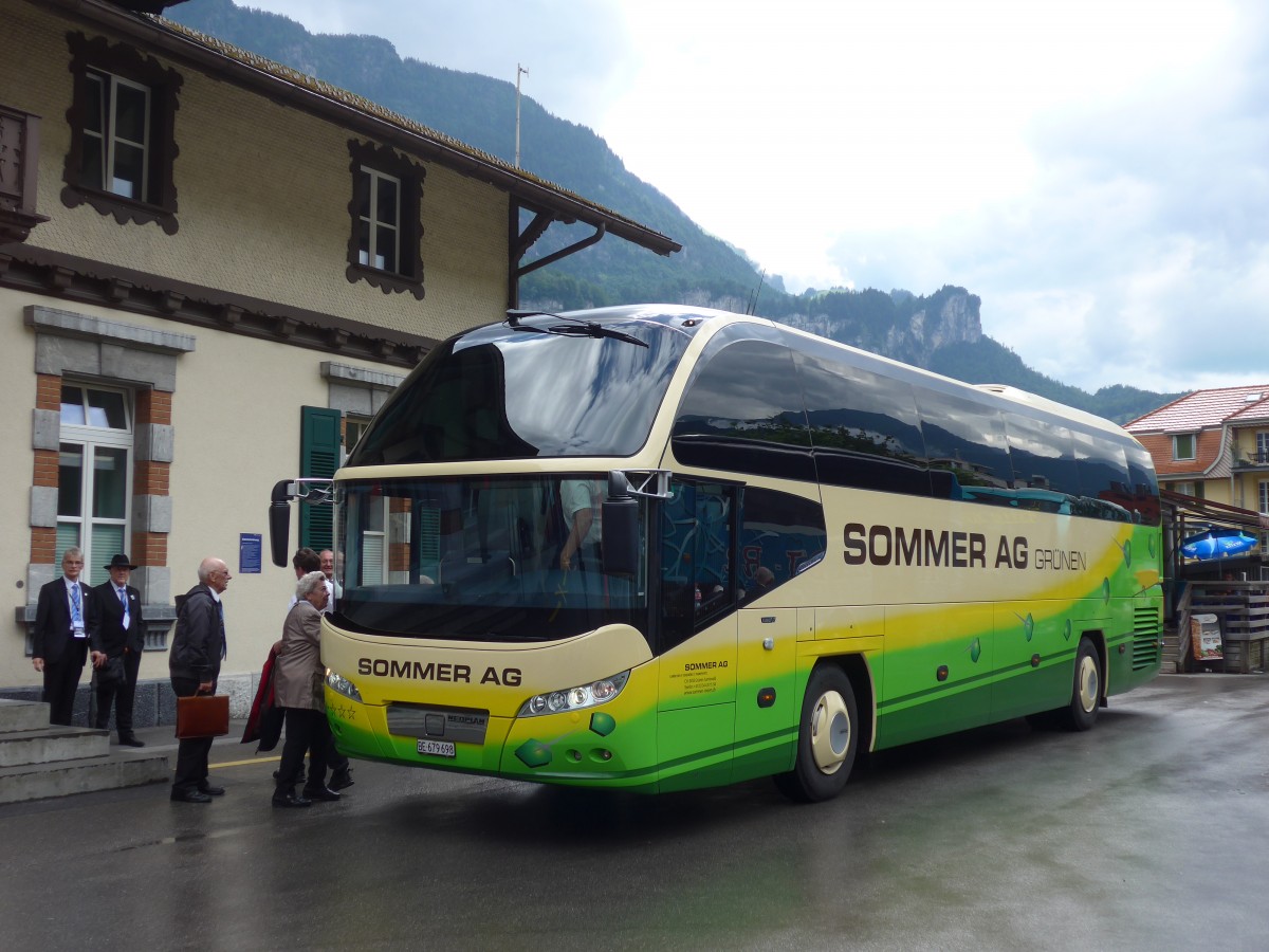 (162'410) - Sommer, Gr�nen - BE 679'698 - Neoplan am 20. Juni 2015 beim Bahnhof Meiringen