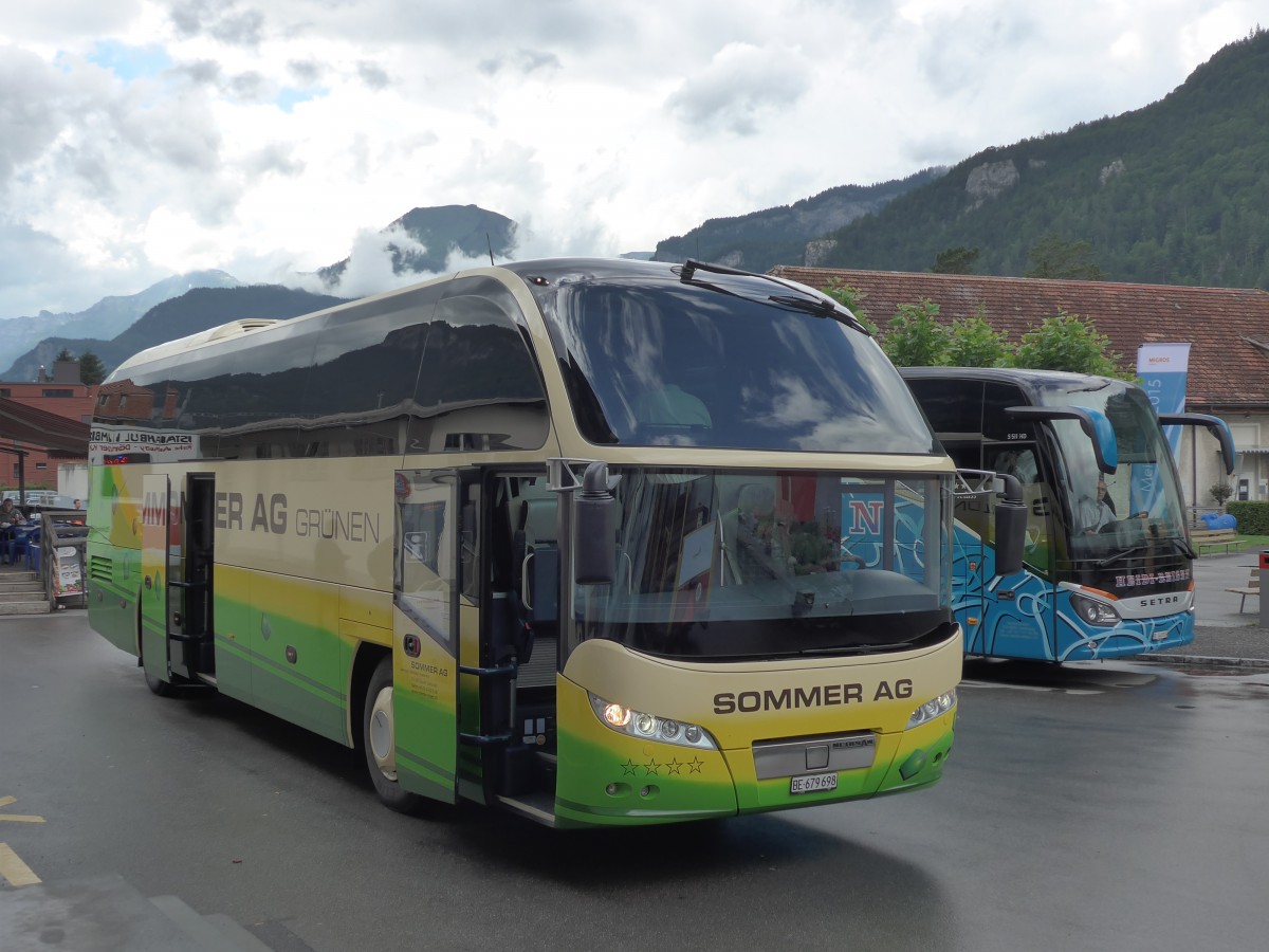 (162'413) - Sommer, Gr�nen - BE 679'698 - Neoplan am 20. Juni 2015 beim Bahnhof Meiringen