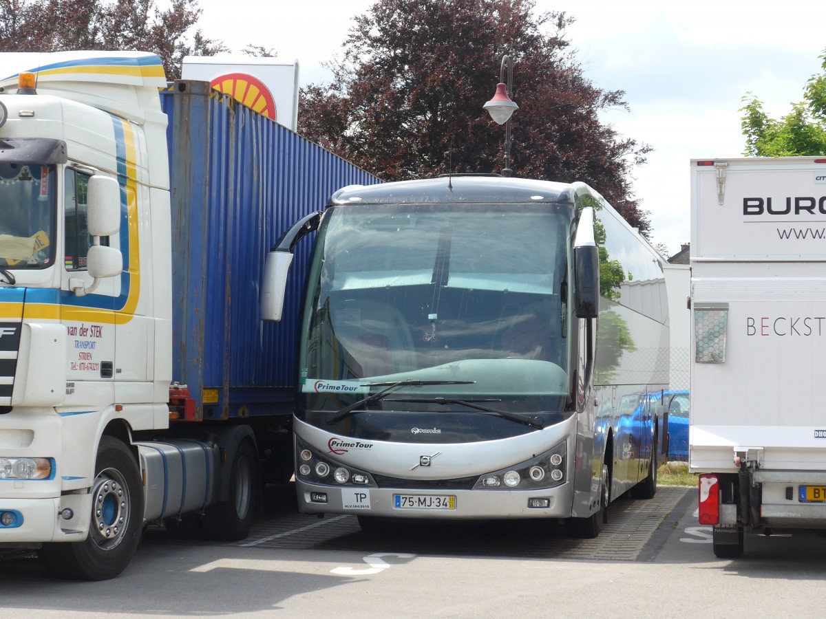 (162'626) - Aus Portugal: Prime Tour, Mur�a - 75-MJ-34 - Volvo/Atomic am 25. Juni 2015 beim Bahnhof Diekirch