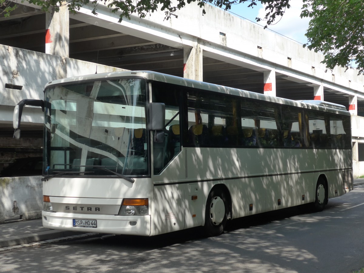 (162'704) - Hock, Steinfeld - MSP-HO 44 - Setra am 27. Juni 2015 beim Bahnhof W�rzburg
