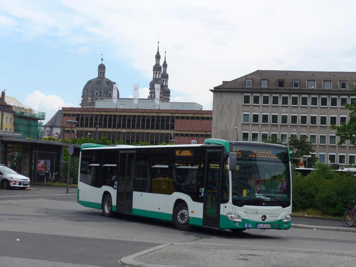 (162'752) - ALKA-Reisen, Schwanfeld - SW-DD 1027 - Mercedes am 27. Juni 2015 beim Bahnhof W�rzburg