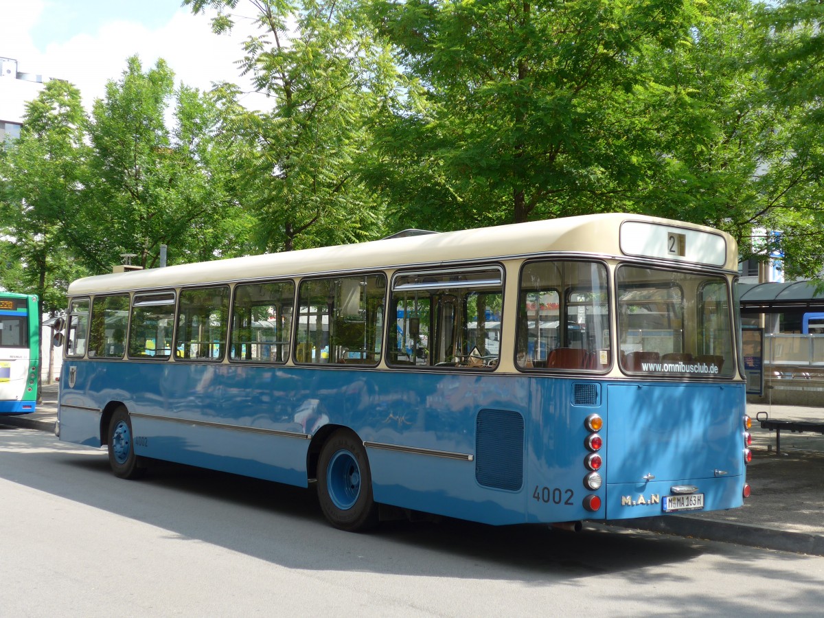 (162'793) - MVG M�nchen (OCM) - Nr. 4002/M-MA 163H - MAN am 28. Juni 2015 in M�nchen, Bahnhof Giesing