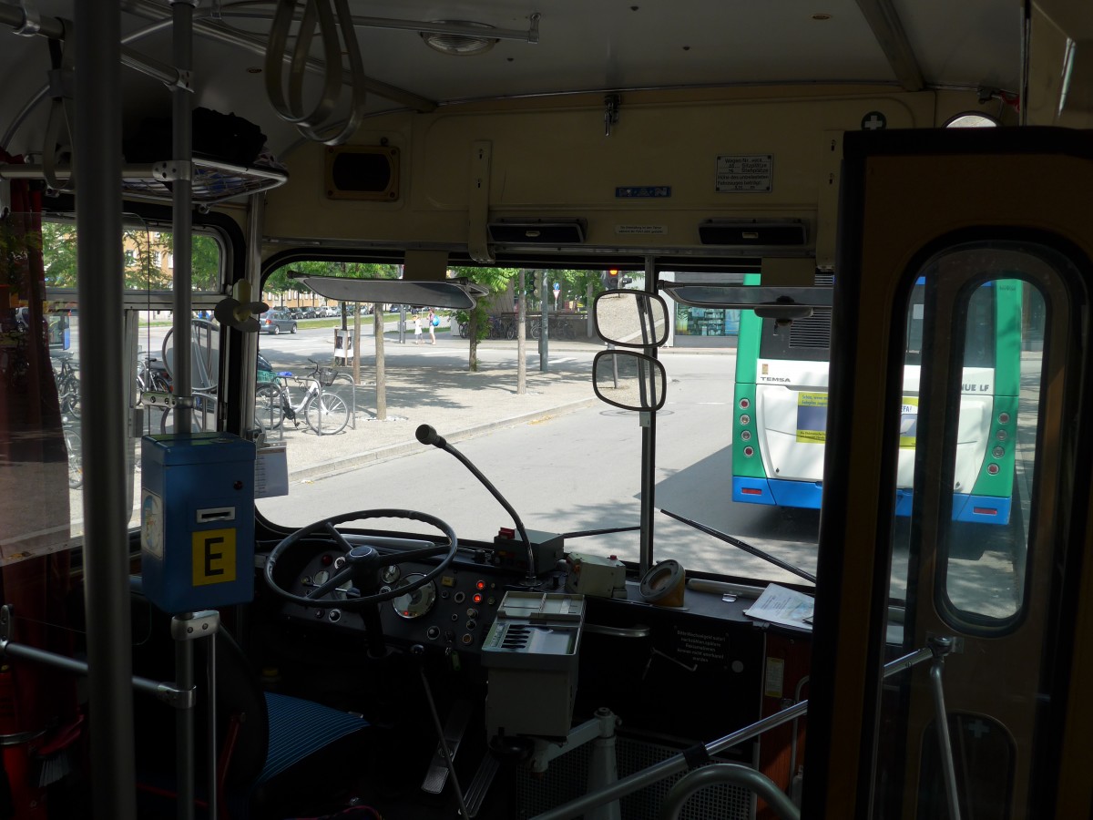 (162'795) - MVG M�nchen (OCM) - Nr. 4002/M-MA 163H - MAN am 28. Juni 2015 in M�nchen, Bahnhof Giesing (Innenaufnahme)