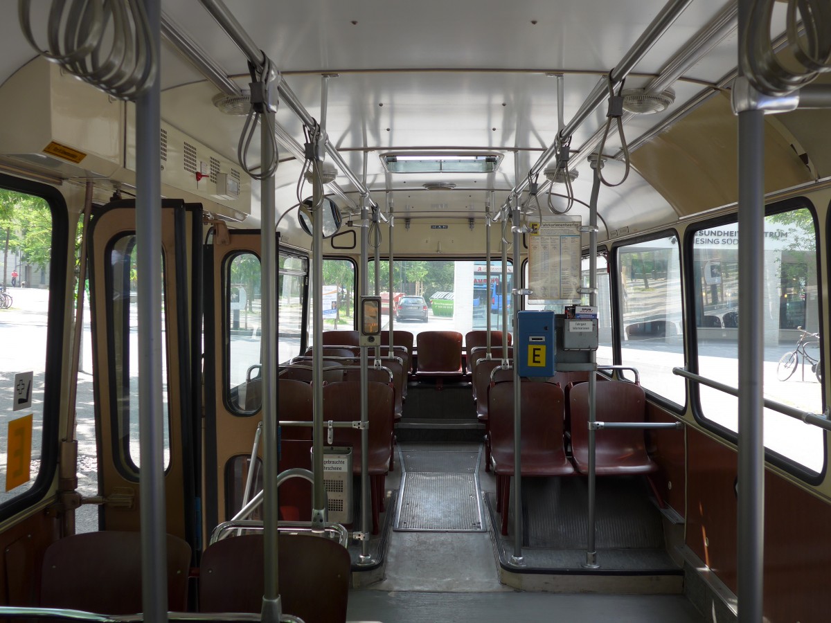 (162'796) - MVG M�nchen (OCM) - Nr. 4002/M-MA 163H - MAN am 28. Juni 2015 in M�nchen, Bahnhof Giesing (Innenaufnahme)