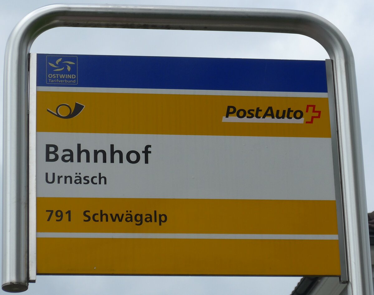 (163'211) - PostAuto-Haltestellenschild - Urn�sch, Bahnhof - am 2. August 2015