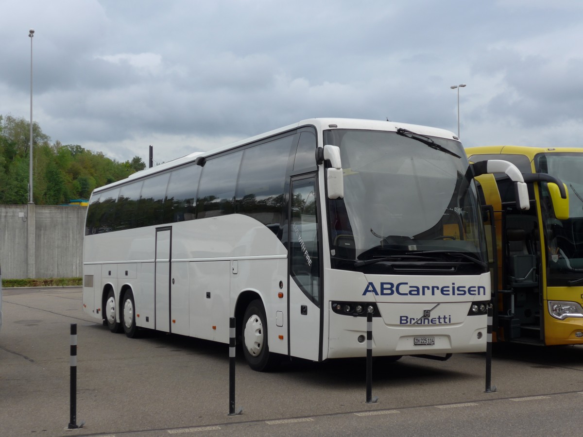 (163'326) - ABCarreisen, Regensdorf - ZH 225'114 - Volvo am 15. August 2015 in Z�rich, Flughafen