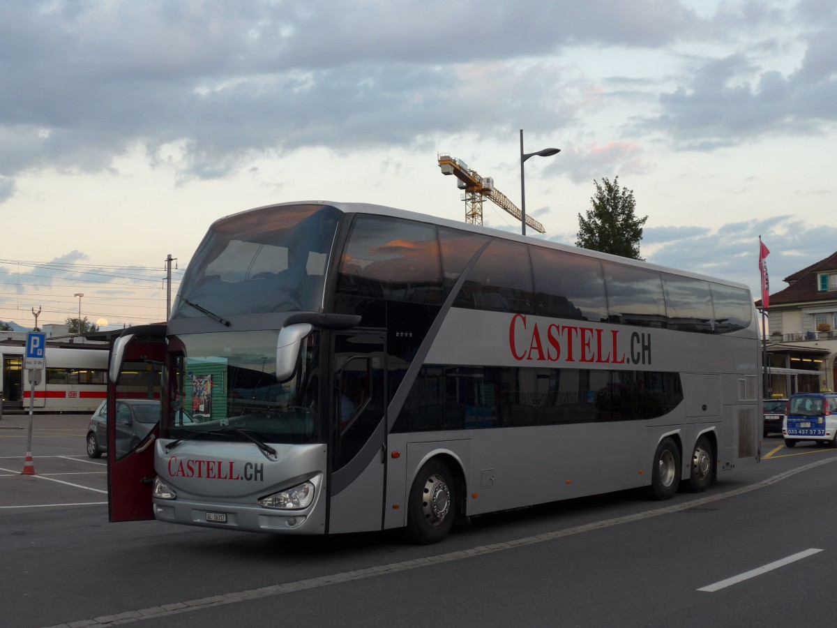 (164'257) - Castell, N�fels - GL 16'317 - Scania/Atomic am 30. August 2015 beim Bahnhof Thun