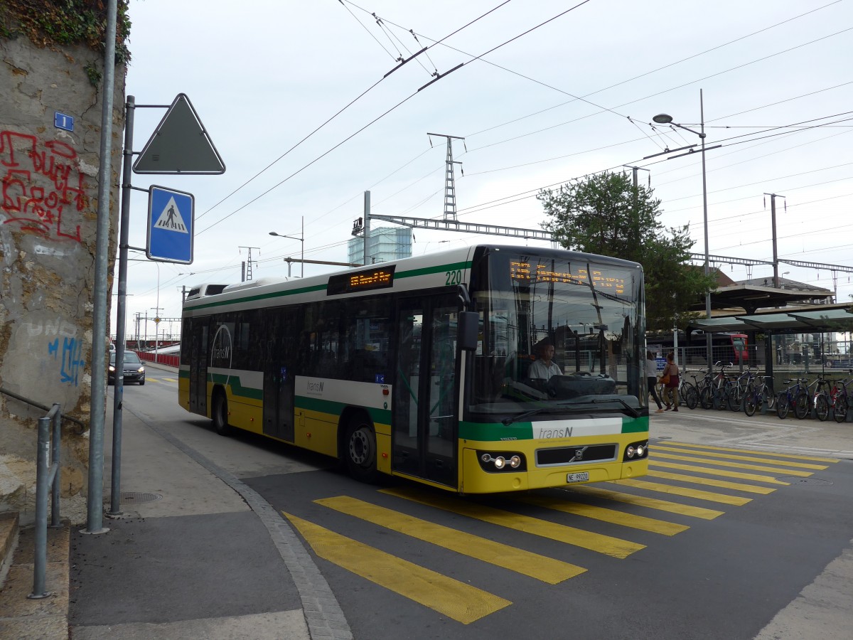 (164'761) - transN, La Chaux-de-Fonds - Nr. 220/NE 99'220 - Volvo (ex TN Neuch�tel Nr. 220) am 15. September 2015 beim Bahnhof Neuch�tel
