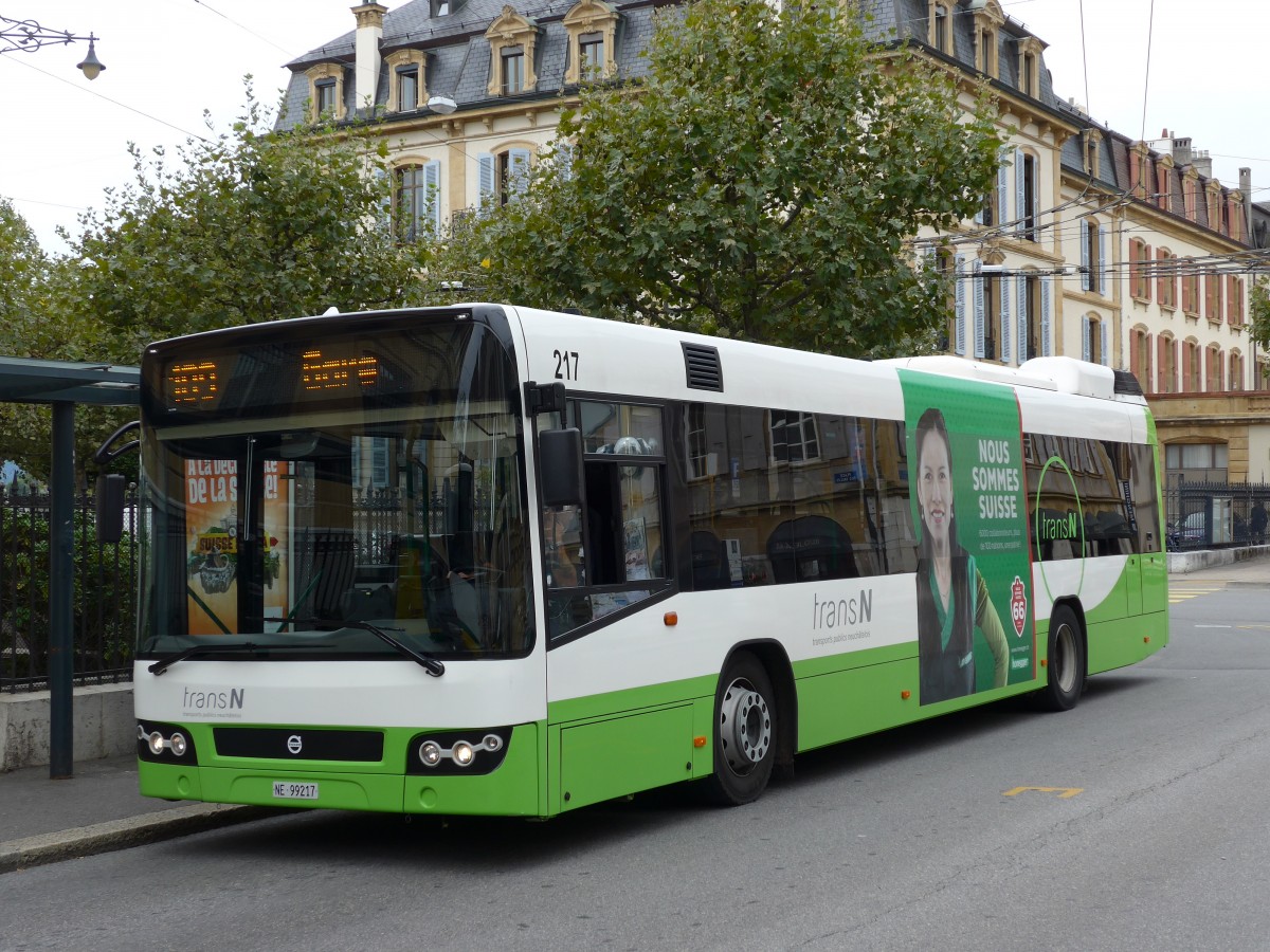 (164'788) - transN, La Chaux-de-Fonds - Nr. 217/NE 99'217 - Volvo (ex TN Neuch�tel Nr. 217) am 15. September 2015 in Neuch�tel, Place Pury