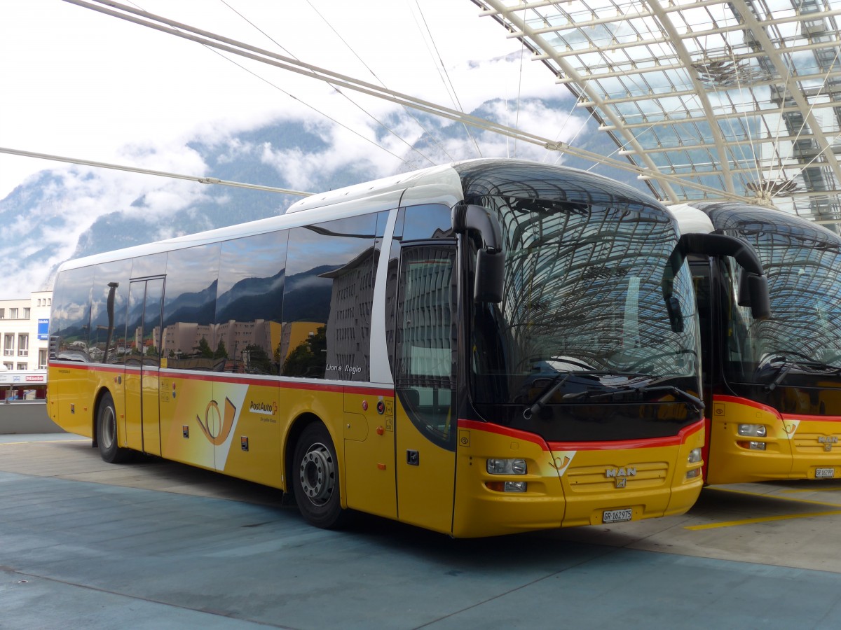 (165'184) - PostAuto Graub�nden - GR 162'975 - MAN am 19. September 2015 in Chur, Postautostation