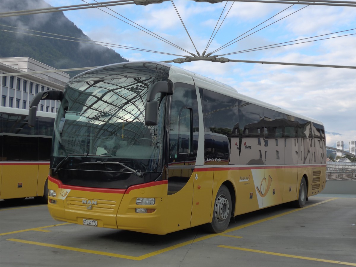 (165'189) - PostAuto Graub�nden - GR 162'979 - MAN am 19. September 2015 in Chur, Postautostation