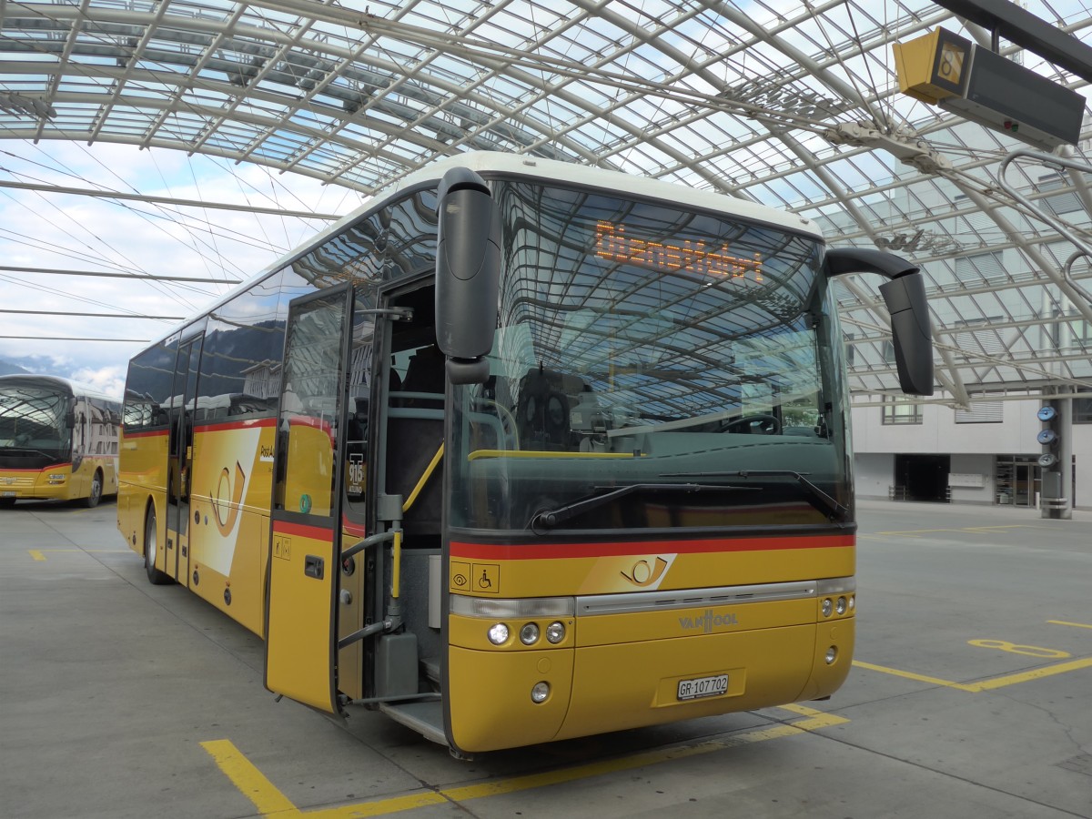 (165'195) - PostAuto Graub�nden - GR 107'702 - Van Hool am 19. September 2015 in Chur, Postautostation
