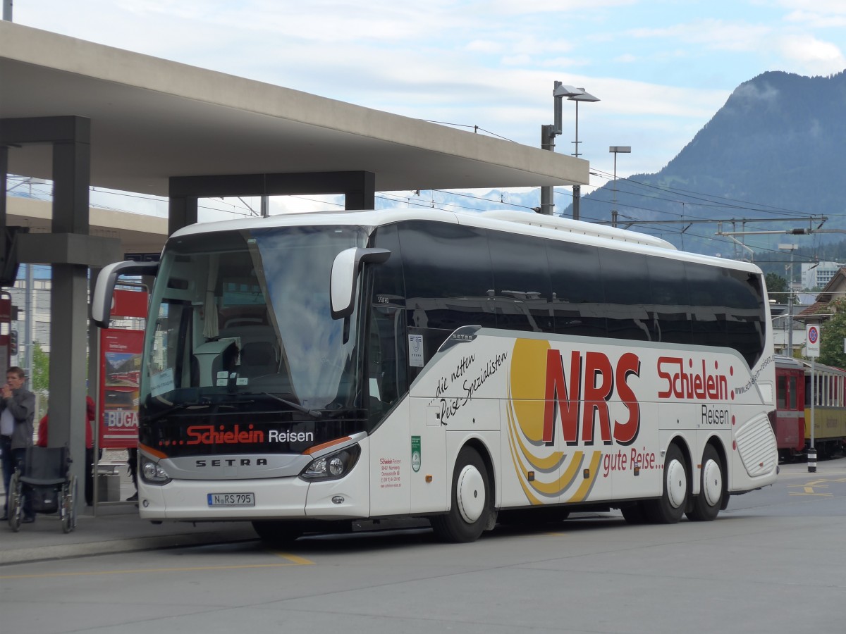 (165'214) - Aus Deutschland: Schielein, N�rnberg - N-RS 795 - Setra am 19. September 2015 beim Bahnhof Chur