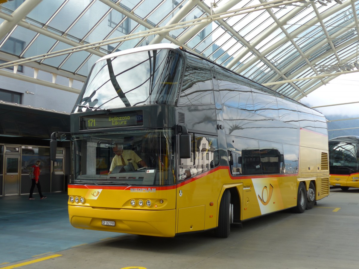 (165'234) - PostAuto Graub�nden - GR 162'998 - Neoplan am 19. September 2015 in Chur, Postautostation