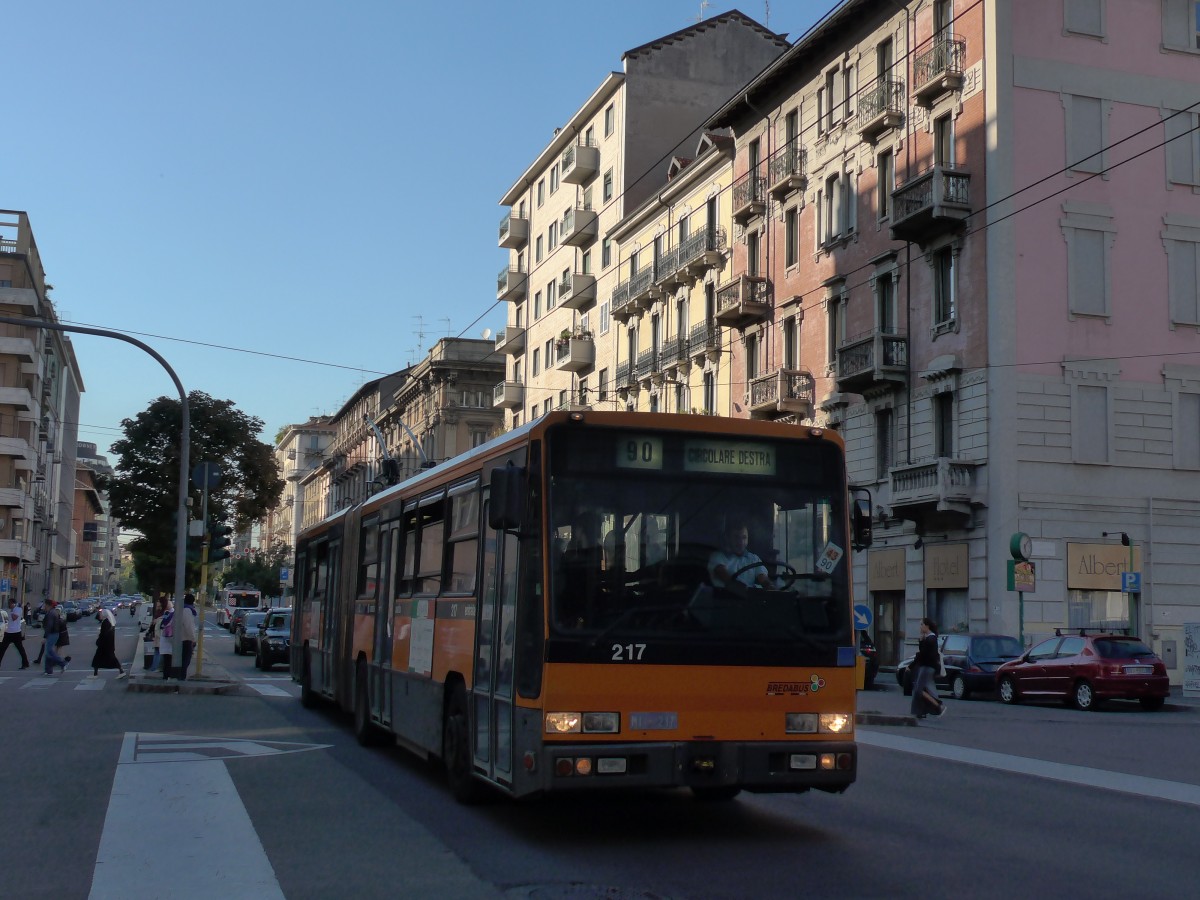 (165'822) - ATM Milano - Nr. 217/MI 217 - BredaMenarinibus Gelenktrolleybus am 25. September 2015 beim Bahnhof Milano Centrale