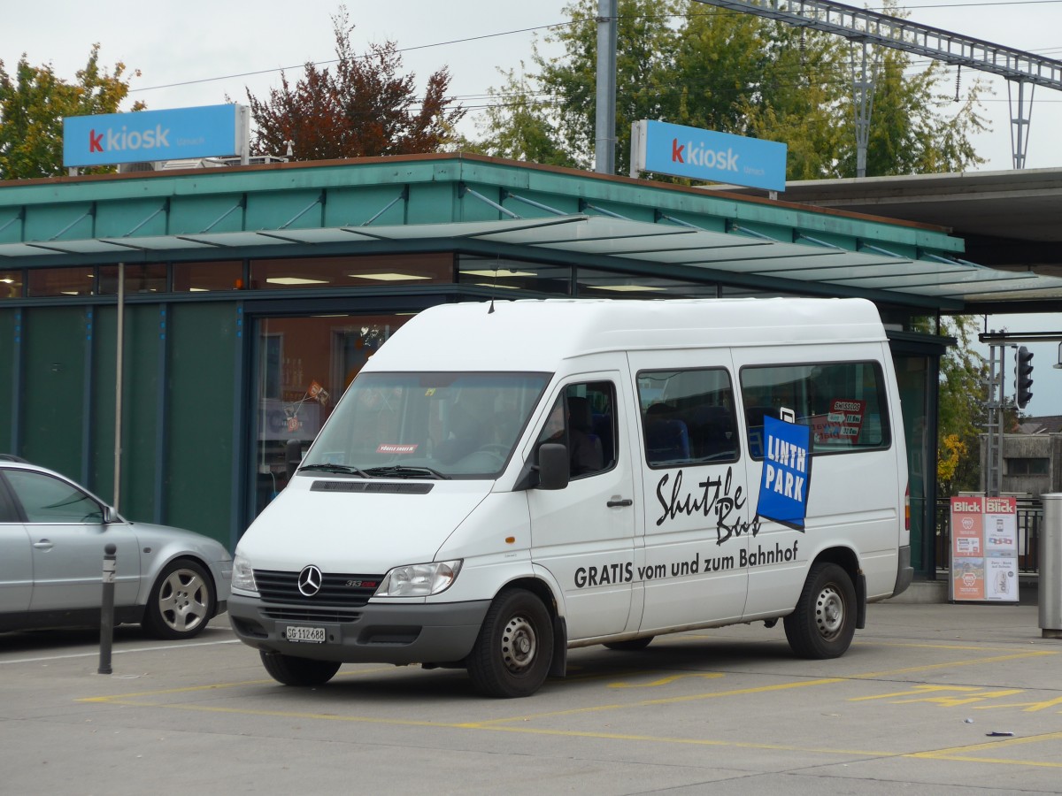 (166'166) - V�gele, Uznach - SG 112'688 - Mercedes am 10. Oktober 2015 beim Bahnhof Uznach